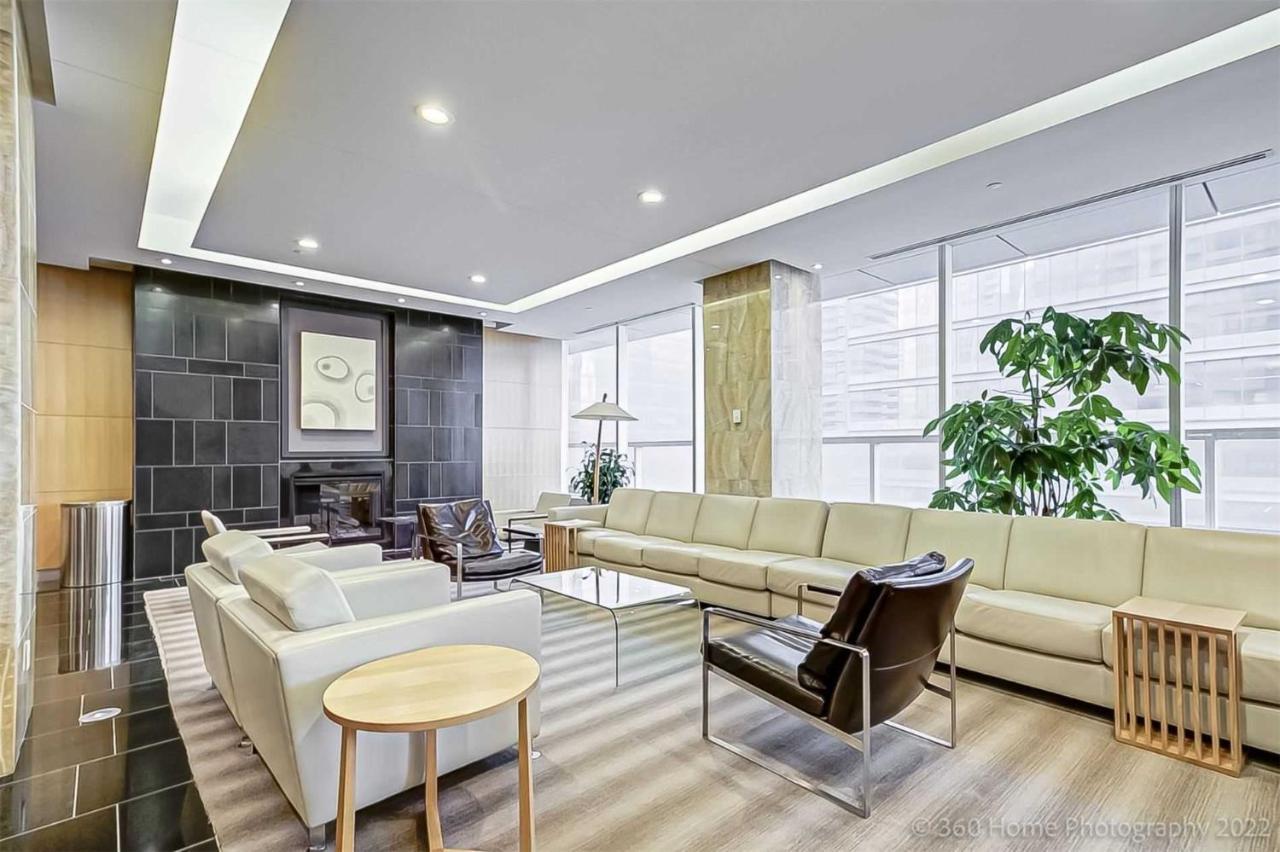 Prime Location - Stunning 2-Bdrm Condo Toronto Ngoại thất bức ảnh